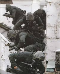 Sas Soldiers On The Roof Of The Iranian Embassy Back In 1980 Britisharmy Sas Iran Iranianemb Military Special Forces Sas Special Forces Special Air Service