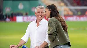 Schweinsteiger bringt Esther Sedlaczek mit anzüglicher Geste zum Schmunzeln  - BUNTE