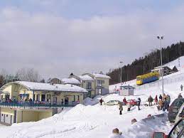 Z góry żar rozciąga się panorama na krainę jezior i zalewów. Gora Zar W Miedzybrodziu Zywieckim Osrodek Narciarski Wikipedia Wolna Encyklopedia