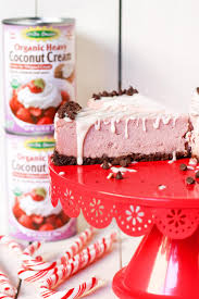 To serve, leave the cake in the fridge for 20 minutes and top with sliced bananas. No Bake Raw Vegan Peppermint Cheesecake Sugar Free Gluten Free