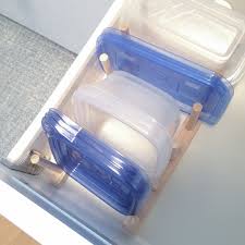 作り置きなど保存ができる密閉容器やフードコンテナは サイズや形状も様々で数も多くごちゃごちゃした収納になっていませんか ちょっとした工夫やアイディアで 使いやすく綺麗に収納ができるなら真似してみたいですよね そこで 今回の kufura収納調査隊 は 収納