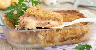 Scoprire nelle ultime fasi della cottura per far gratinare per bene il pasticcio. Pasticcio Di Carne E Patate Cremoso Filante E Saporito