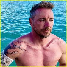 He has over 3.3 million followers on his instagram account @daxshepard. Dax Shepard Reveals How Much Weight He Gained To Get Ripped In Quarantine Newsbinding