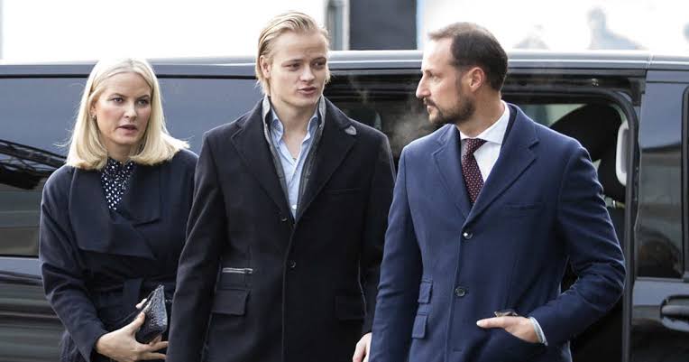 Marius Borg visita a su madre, Mette-Marit, en el hospital con un amplio  dispositivo policial