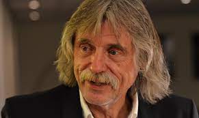 Johan derksen vindt dat louis van gaal de beste kandidaat is om keuzeheer te worden bij het nederlands elftal. De Vrouw Van Johan Derksen Isabelle Pikaar