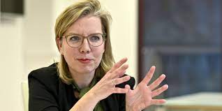 Leonore gewessler since 7 january 2020 leonore gewessler has been federal minister for climate action, environment, energy, mobility, innovation and technology. Klimaministerin Leonore Gewessler Verspricht 1 2 3 Ticket Fur 2021 Fm4 Orf At