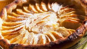 La pâte brisée à l'aide d'un rouleau à pâtisserie. Tarte Soleil Aux Pommes En Rosace Sur Creme Patissiere Decouvrez Les Recettes De Cuisine De Femme Actuelle Le Mag