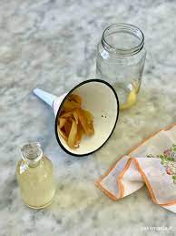 Dopo i 3 mesi troverete anche la madre che potrete poi riutilizzare per fare nuovo aceto. Come Fare L Aceto Di Mele In Casa Con Le Bucce Cakemania Eco Food Blog Di Sasha Carnevali