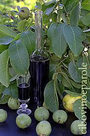 Il nocino è un liquore italiano tipico della tradizione culinaria modenese che si ottiene dall'infusione del mallo di noce in alcol etilico. Ricetta Del Nocino Fatto In Casa