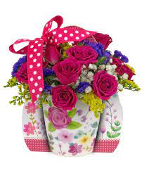 Mom Will Be Delighted With This Unique Gift Delicate Spray Roses Statice Golden Aster And Babies Breath Same Day Flower Delivery Pretty Mugs Flower Delivery