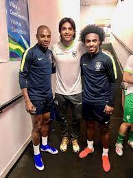 Fernandinho e willian pela seleção brasileira e marcelo moreno pelo lado boliviano. Fernandinho E Willian Encontram Marcelo Moreno No Vestiario Do Morumbi Confederacao Brasileira De Futebol