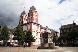 It is at 50° 38 north, 05° 34 east. Liege Definition And Synonyms Of Liege In The Portuguese Dictionary
