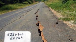 Kondisi teras rumah ahmad irfan di desa ploso, kecamatan selopuro, kabupaten blitar yang rusak akibat gempa, jumat malam (21/5/2021). Gempa Bumi Jumat 07 05 21 Dini Hari Info Bmkg Terbaru Kerusakan Ini Lokasi Dan Magnitudo Gempa Tribun Manado