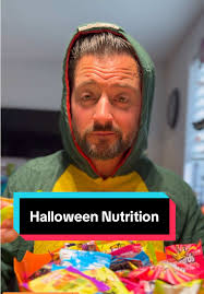 Halloween nutrition tips #happyhalloween #nutritiontips #candytok  #dietitian #foodtok