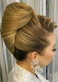 Chignon Banane Avec Volume Dans Ce Type De Chignon Seul La Banane A Du Volume Le Reste De La Coiffure Est Plaquee Pour Donn Chignon Banane Chignon Coiffure Ete