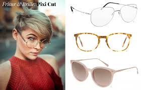 Außerdem sind kurze, perfekt geschnittene looks angesagt. Frisur Und Brille Ein Trendy Paar Brillenstyling