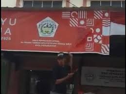 Spanduk toko baju anak ini aslinya sudak tercetak dengan ukuran 2 x1 meter dengan hasil yang mantap. Viral Warga Cat Desain Resmi Spanduk Hut Ke 75 Ri Begini Respons Istana