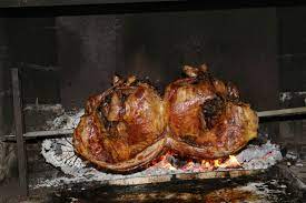 Come cucinare l'agnello arrosto con una marinatura facile e abbastanza veloce. Agnello Puntu Ha Roda Dalla Sardegna Un Capolavoro Allo Spiedo