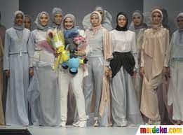 Kalian memang butuh memperbanyak untuk gambar baju terbaru display picture agar stoh bertambah sehingga kalau jual baju pesta baju lebaran muslimah anggun mbp 004 maryantina via bukalapak.com. Foto Gaya Anggun Busana Muslim Karya Zaskia Sungkar Di Jfw 2015 Merdeka Com