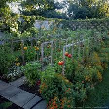 10 Charmante Tipps Und Tricks Beiliegender Gemusegarten Obst Moderner Gemusega Beiliegender Charmante Ge In 2020 Toskanischer Garten Garten Ideen Gartenspaliere