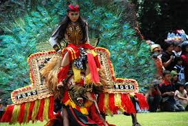 Tari merak ini diciptakan oleh raden tjeptjep somantri sekitar tahun 1950. Tari Reog Tarian Tradisional Ponorogo Indephedia Com