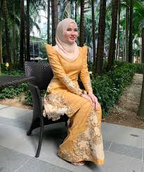 Kesemuanya sekitar 60 wanita melayu dari pelbagai lapisan kami dekati untuk mendengar suara dan jiwa mereka. E N On Instagram Ada Ciri Ciri Perempuan Melayu Terakhir Tak Bila Pakai Baju Macam Ni Thankyou Najimmyromllycouture Bu Hijabi Girl Girl Hijab Fashion