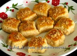 Azie kitchen bahan a 1/4 cawan gula kaster 1/2 cawan gula perang 1/2 cawan mentega (~+75 gm) 1/2 cawan minyak jagung 1 biji telur gred b 1/4 sk garam 1/2 sb susu segar @ susu tepung 1/2 sk vanilla extract bahan b 2 cawan tepung gandum (di ayak) 1. Resepi Popia Nestum Azie Kitchen
