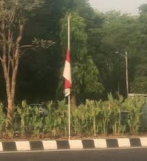 Kibarkan bendera setengah tiang, warga di bogor peringati kejadian g30s/pki | tvone. Bendera Setengah Tiang Mulai Dikibarkan Di Solo Kompasiana Com