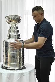 Alex ovechkin stanley cup drawing. Nhl Vrana Vzal Stanley Cup I Na Hrbitov Promitly Se Mi Tam Vsechny Vzpominky Na Babicku Sport Cz