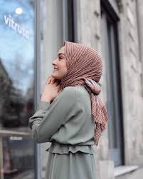 Image May Contain 1 Person Standing Outdoor And Closeup Bohem Tarzi Kiyafetler Kizlar Tarz Moda