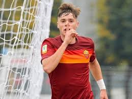 The player's height is 175cm | 5'8 and his weight is 75kg | 165lbs. Nicola Zalewski Nicola Zalewski Roma
