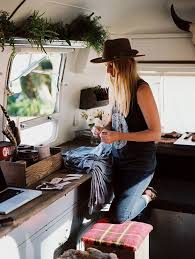 Un Couple Modifie L Interieur D Une Caravane Endommagee De 1979 En Petit Coin De Paradis With Images Airstream Trailers Airstream Trailer Remodel