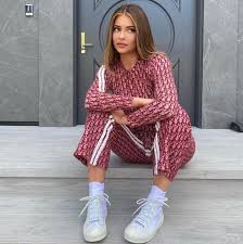 Kylie jenner has donated $1 million to help medical professionals purchase face masks and other necessary protective gear amid the coronavirus pandemic. Kylie Jenner Says Someone Close To Home Tested Positive For Coronavirus Instyle