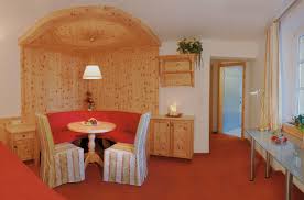 Book a room at haus alpenland 254w in mayrhofen, austria. Suite Mit Wohnzimmer In Mayrhofen Alpenhotel Kramerwirt
