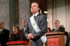 Acusan a menem de ser el responsable de las explosiones de la fábrica militar, donde murieron 7 personas y hubieron más de 300 heridos. Yrem639vlswuzm