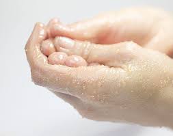 Les Conseils Et Solutions Pour Avoir De Jolies Mains Quoi Qu Il Arrive Soins Des Mains Beaute Des Mains Gommage