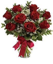 Mazzo 7 rose rosse disponibili anche altri colori come: 9 Rose Rosse Con Bocciolo Grande Con Gypsophila E Verde Decorativo