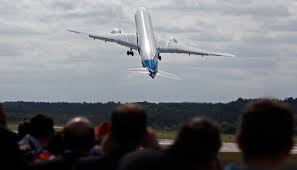 The Big Picture Boeing 787 9 Performs Extreme Maneuvers At Farnborough Boeing 787 Boeing Aircraft