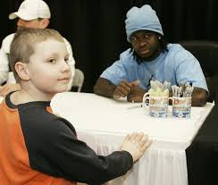 Fans flock to mall when Devin Hester comes to call