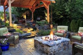 Gemauerte Feuerstelle Aus Stein Gartenterrasse Fussboden Klassische Rattansessel Rustikale Terrasse Feuerstelle Garten Hintergarten