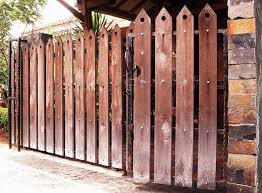 Selain berfungsi sebagai pembatas dan pelindung rumah, pagar juga memberi fungsi keindahan bagi rumah. Model Pagar Kayu Ulin Minimalis Modern Pagar Kayu Desain Minimalis