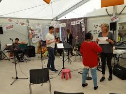 Un directeur de greffe au clavier, un autre à la basse, des greffières aux vocalises, une magistrate et deux autres greffières au chant, un avocat et un policier aux guitares, le maire d'une commune de la communauté urbaine d'arras à la batterie et encore. La Communaute Coste Prepare Sa Fete De La Musique Ausiris