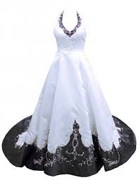 Der ultimative guide für eure hochzeitskleider. Schones Brautkleid Mit Schwarzen Farbakzenten Perfekt Fur Die Braut Die Nicht Ganz In Weiss Heiraten Mochte Das Traumha Kleider Graue Brautkleider Brautkleid