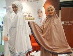 Kemuliaan itu telah diraihnya sejak masih ada di muka dunia. Bisnis Mukena Merek Siti Khadijah