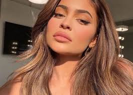 Un castano cioccolato sul biondo con highlights sul caramello o dulce de leche oppure . Capelli Color Caramello La Nuance Che Incanta L Autunno 2020 Vanity Fair Italia