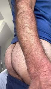 nalgon peludo qué tal les parecen mis nalgas llenas de pelos, hoy desperté  muy sexy y muy hot alguien que quiera chupar mi culo peludo y d
