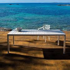 un essentiel de votre jardin a 20 c est possible sur www itepee com avec cette table contemporaine thali dess contemporary outdoor outdoor outdoor tables