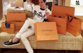 Resultado de imagen para Hijo de General presume viaje en el aviÃ³n presidencial, vueltas al mundo, vida âde oroâ, ropa de lujo.