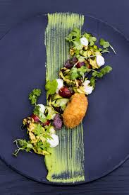 Salat Anrichten Schwarzer Teller Gruner Sauce Anrichten Auf Dem Teller Food Design Lebensmittelfotografie
