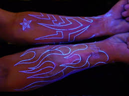 Tattoo Weisses Uv Licht Flammen Motiv Stern Tribal Uv Tattoo Schwarzlicht Tattoo Licht Tattoo